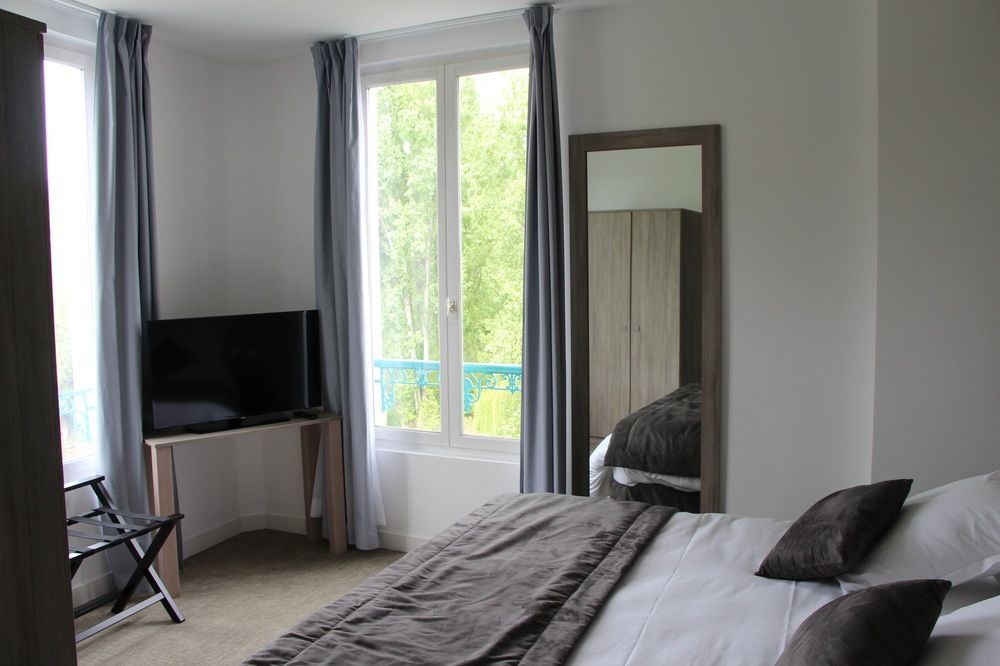 Hotel L'Esturgeon Poissy Eksteriør billede