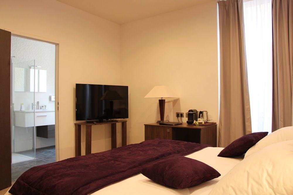Hotel L'Esturgeon Poissy Eksteriør billede