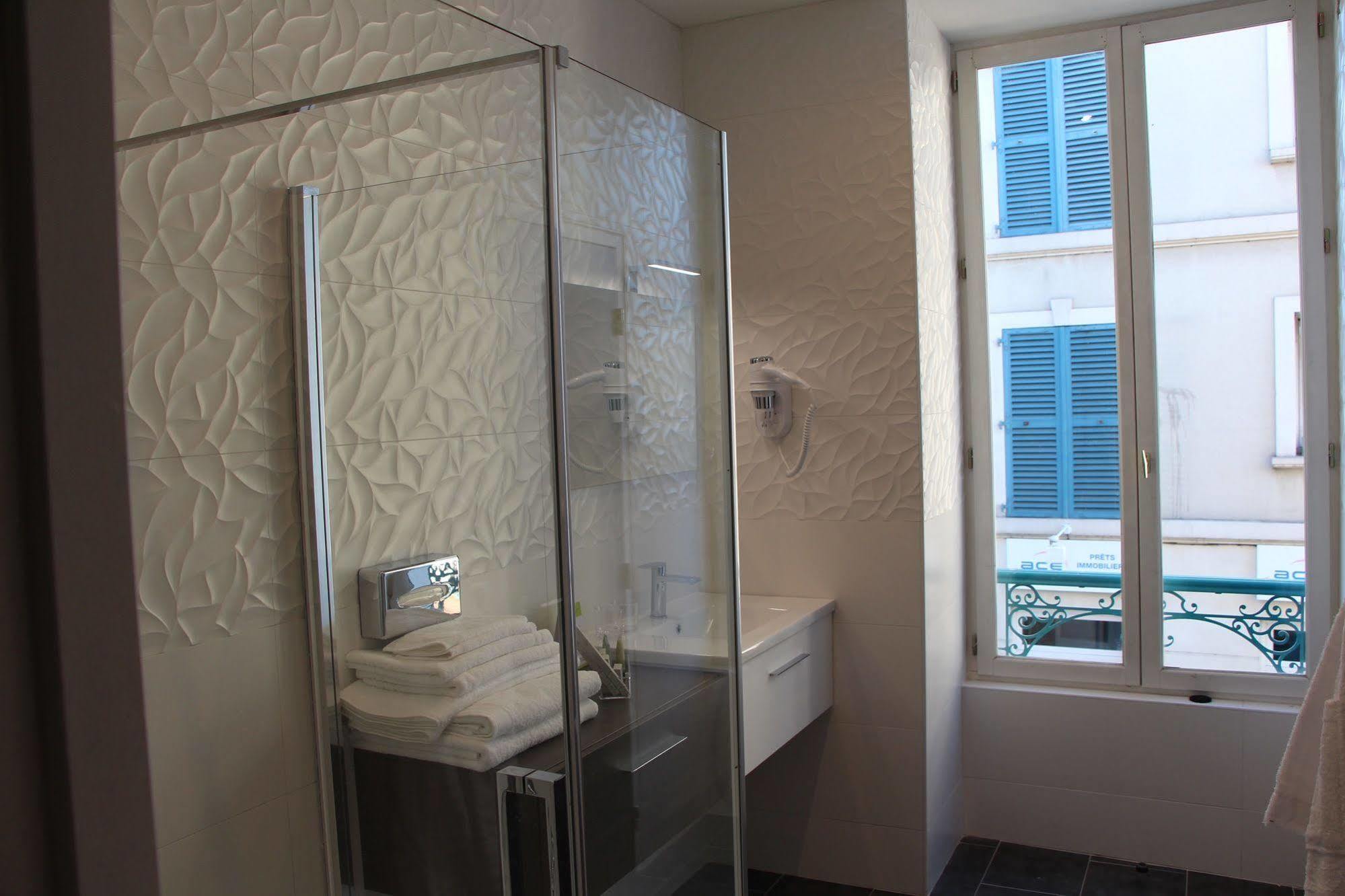 Hotel L'Esturgeon Poissy Eksteriør billede