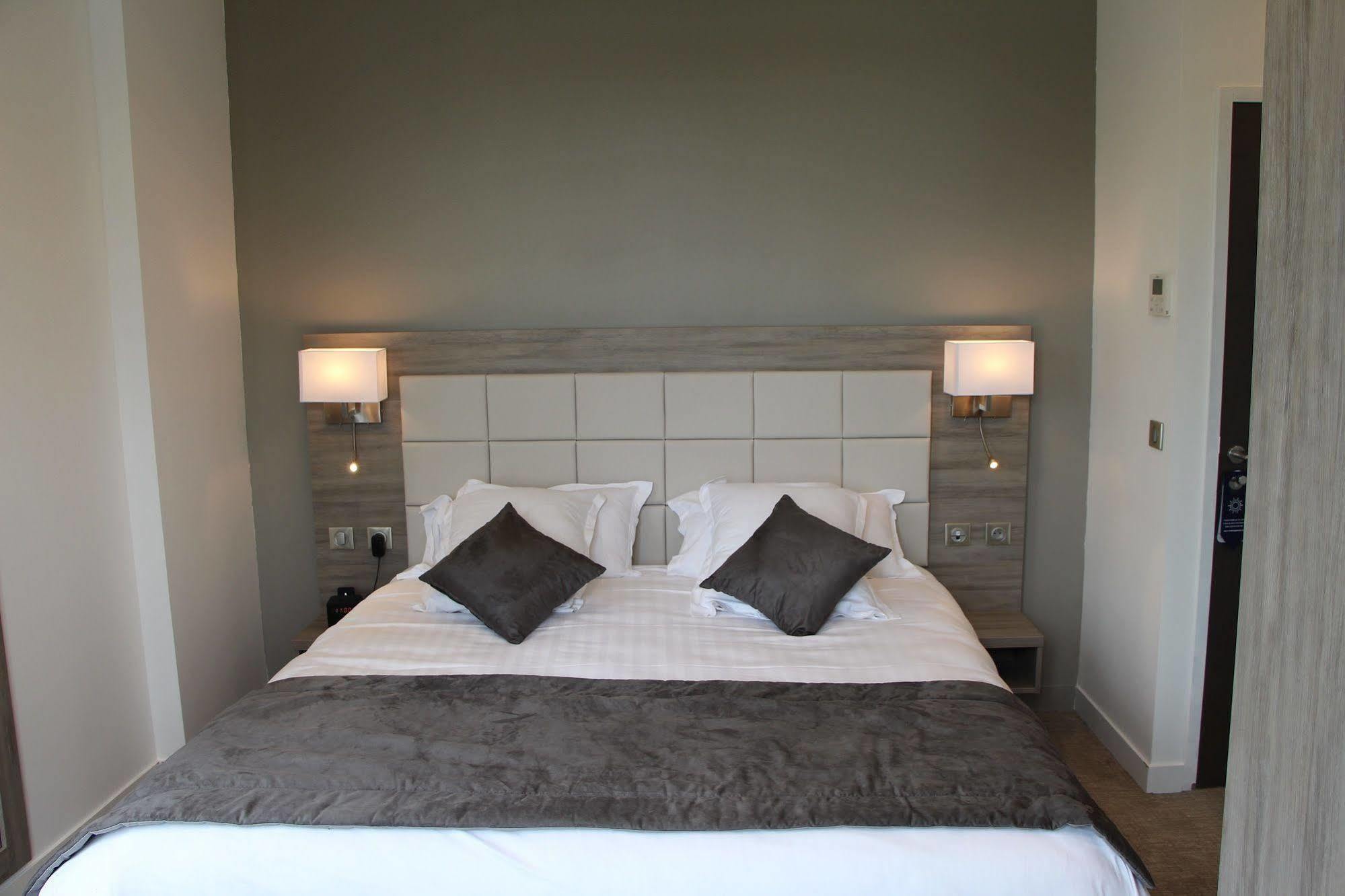 Hotel L'Esturgeon Poissy Eksteriør billede