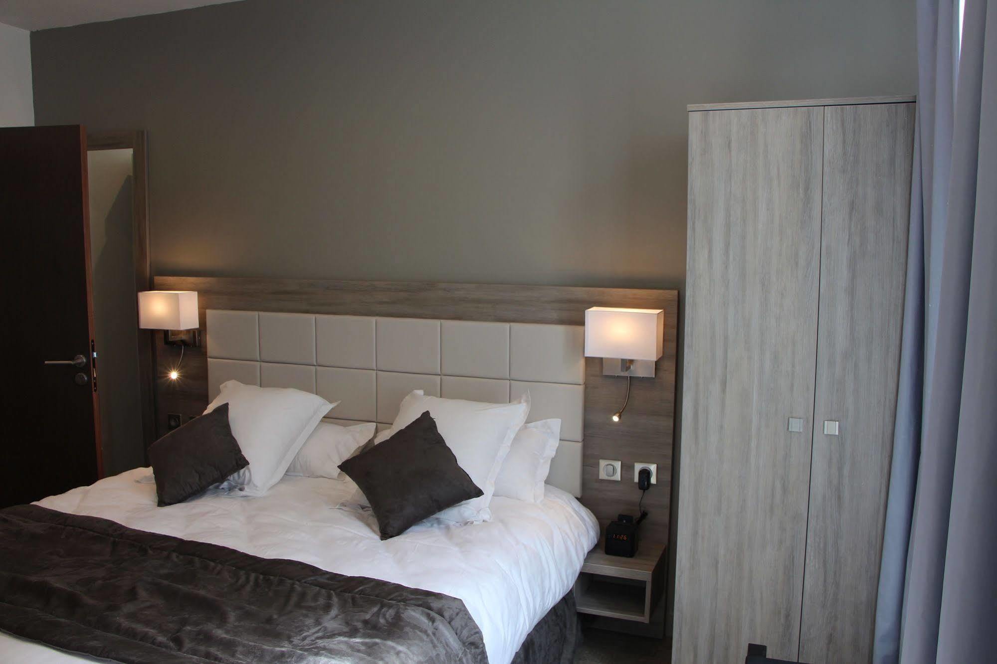Hotel L'Esturgeon Poissy Eksteriør billede
