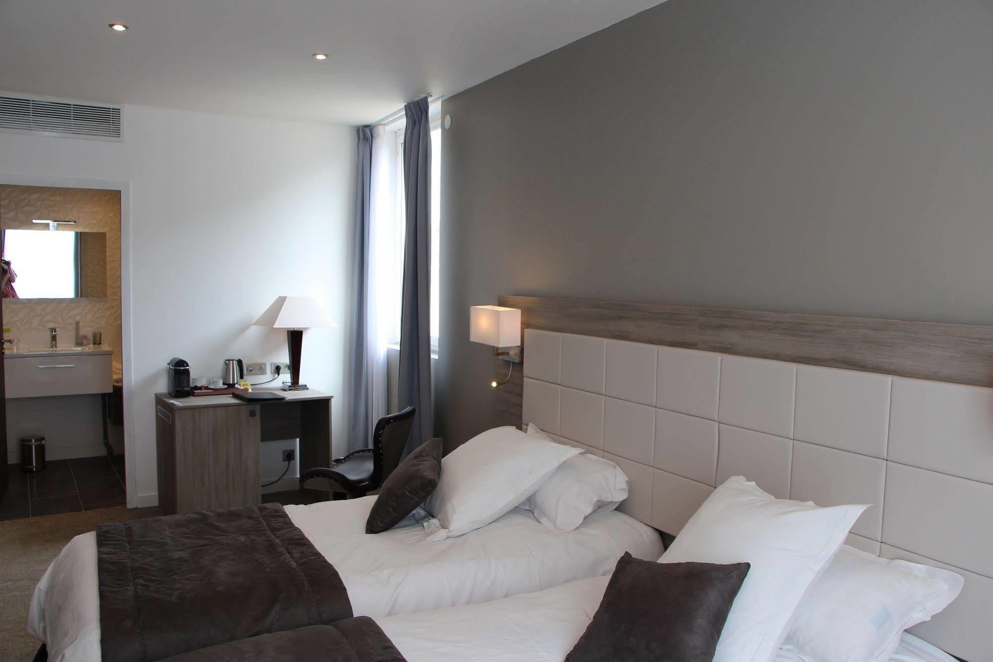 Hotel L'Esturgeon Poissy Eksteriør billede