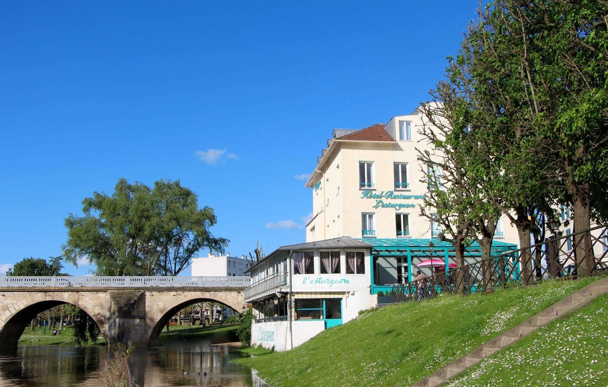 Hotel L'Esturgeon Poissy Eksteriør billede